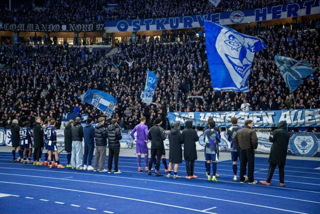Fussball, Herren, Saison 2025 2026, 2. Bundesliga (17. Spieltag), Hertha BSC - Arminia Bielefeld, Berliner Enttäuschung nach Abpfiff, 19.12. 2025,