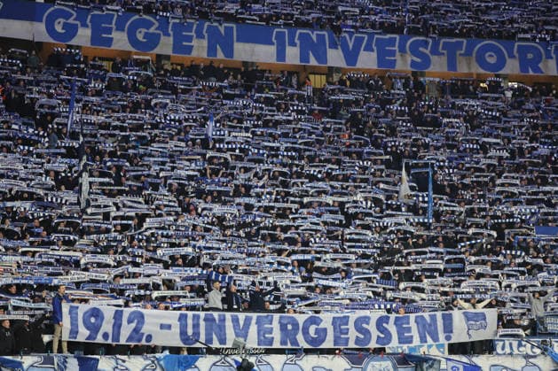 2. Fußball Bundesliga, Hertha BSC - Bielefeld; Der Fanblock von Hertha BSC, die Ostkurve, die Ultras, erinnern an die terroristischen Anschläge auf dem Berliner Weihnachtsmarkt mit einem Plakat - 19.12. - Unvergessen! während der Begegnung in der 2. Fußball Bundesliga, Hertha BSC Berlin - DSC Arminia Bielefeld; 19.12.2025 in Berlin, Olympiastadion, am 19.12.2025. DFB regulations prohibit any use of photographs as image sequences and or quasi video.
