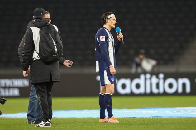 19.12.2025, xtgx, Fussball 2. Bundesliga, Hertha BSC Berlin - Arminia Bielefeld emspor, v.l. Fabian Reese (Hertha, 11) spricht zu den Fans (DFL DFB REGULATIONS PROHIBIT ANY USE OF PHOTOGRAPHS as IMAGE SEQUENCES and or QUASI-VIDEO) Berlin