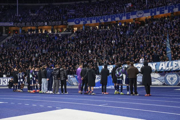 19.12.2025, xtgx, Fussball 2. Bundesliga, Hertha BSC Berlin - Arminia Bielefeld emspor, v.l. Hertha Bedankt sich bei den Fans (DFL DFB REGULATIONS PROHIBIT ANY USE OF PHOTOGRAPHS as IMAGE SEQUENCES and or QUASI-VIDEO) Berlin