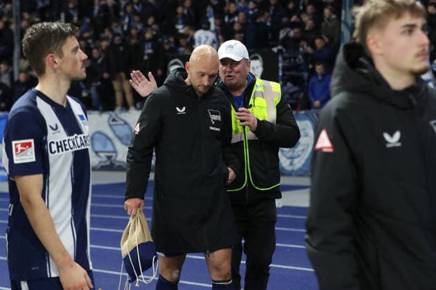 19.12.2025, xtgx, Fussball 2. Bundesliga, Hertha BSC Berlin - Arminia Bielefeld emspor, v.l. Toni Leistner (Hertha, 37) wird von einem Ordner getröstet enttaeuscht, enttäuscht, schaut enttaeuscht, niedergeschlagen, disappointed (DFL DFB REGULATIONS PROHIBIT ANY USE OF PHOTOGRAPHS as IMAGE SEQUENCES and or QUASI-VIDEO) Berlin
