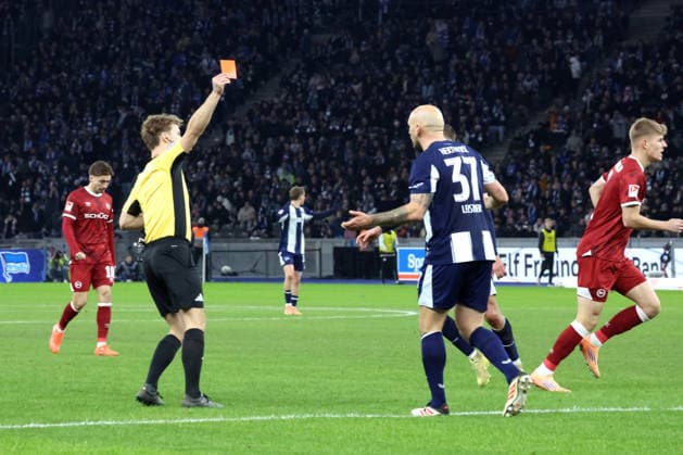 DEU, DFL, 2. FBL, Hertha BSC vs. Arminia Biefeld, 19.12.2025, Berliner Olympiastadion, Berlin, DEU, DFL, 2. FBL, Hertha BSC vs. Arminia Biefeld, im Bild rote Karte fuer Toni Leistner (Hertha BSC Berlin 37), Schiedsrichter Jarno Wienefeld DFL - regulations prohibit any use of Photographs as image sequences and or quasi-video