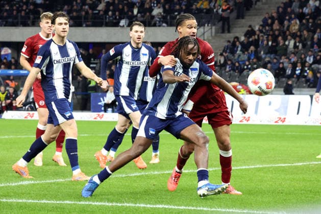 DEU, DFL, 2. FBL, Hertha BSC vs. Arminia Biefeld, 19.12.2025, Berliner Olympiastadion, Berlin, DEU, DFL, 2. FBL, Hertha BSC vs. Arminia Biefeld, im Bild Deyovaisio Zeefuik (Hertha BSC Berlin 42), JOEL FELIX (Arminia Bielefeld 3) DFL - regulations prohibit any use of Photographs as image sequences and or quasi-video