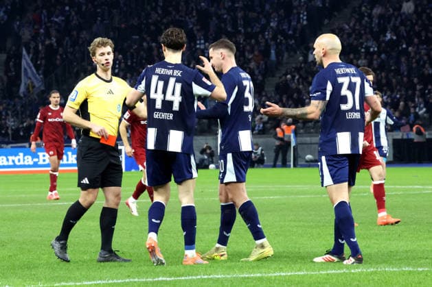 DEU, DFL, 2. FBL, Hertha BSC vs. Arminia Biefeld, 19.12.2025, Berliner Olympiastadion, Berlin, DEU, DFL, 2. FBL, Hertha BSC vs. Arminia Biefeld, im Bild rote Karte fuer Toni Leistner (Hertha BSC Berlin 37), Schiedsrichter Jarno Wienefeld DFL - regulations prohibit any use of Photographs as image sequences and or quasi-video