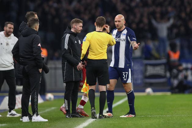 19.12.2025, xtgx, Fussball 2. Bundesliga, Hertha BSC Berlin - Arminia Bielefeld emspor, v.l. Toni Leistner (Hertha, 37) Reklamiert, beschwert sich, schimpft (DFL DFB REGULATIONS PROHIBIT ANY USE OF PHOTOGRAPHS as IMAGE SEQUENCES and or QUASI-VIDEO) Berlin
