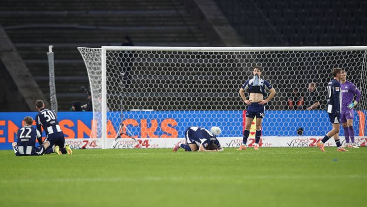 19.12.2025, xtgx, Fussball 2. Bundesliga, Hertha BSC Berlin - Arminia Bielefeld emspor, v.l. Hertha nach Tor 1:1 durch Stefano Russo (Bielefeld, 21) enttaeuscht, enttäuscht, schaut enttaeuscht, niedergeschlagen, disappointed (DFL DFB REGULATIONS PROHIBIT ANY USE OF PHOTOGRAPHS as IMAGE SEQUENCES and or QUASI-VIDEO) Berlin
