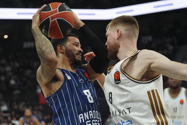 Anadolu Efes v Dubai - EuroLeague ISTANBUL, TURKIYE – DECEMBER 19: Anadolu Efes’ Nicholas Weiler-Babb (8) and Dubai’s Davis Bertans (8) compete for the ball during a EuroLeague week 17 match between Anadolu Efes and Dubai at Turkcell Basketball Development Center in Istanbul, Turkiye, on December 19, 2025. Bunyamin Celik Anadolu Istanbul Turkey. Editorial use only. Please get in touch for any other usage.  Copyright: x2025xAnadoluxBunyaminxCelikx