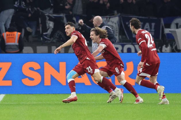 2. Fußball Bundesliga, Hertha BSC - Bielefeld; Torjubel, Jubel. Stefano Russo (Bielefeld, 21) jubelt über das Tor zum 1:1 mit Maël Corboz (Bielefeld, 6) und Christopher Lannert (Bielefeld, 24), während der Begegnung in der 2. Fußball Bundesliga, Hertha BSC Berlin - DSC Arminia Bielefeld; 19.12.2025 in Berlin, Olympiastadion, DFB regulations prohibit any use of photographs as image sequences and or quasi video.