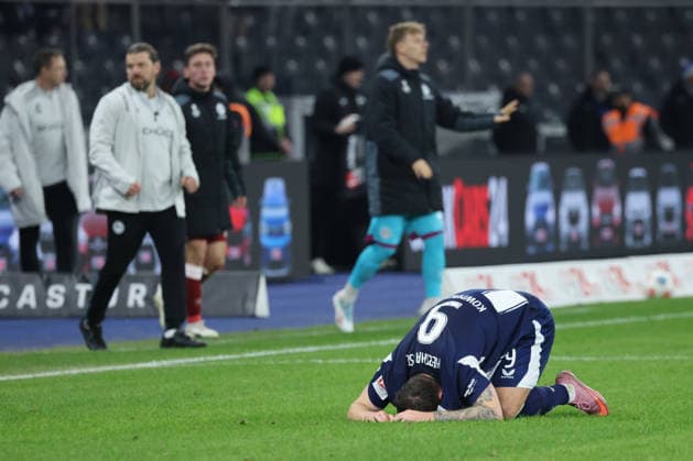 2. Fußball Bundesliga, Hertha BSC - Bielefeld; Aus, Ende, Abpfiff, Spielende , Dawid Kownacki (Hertha BSC 9) enttäuscht, , am Boden, während der Begegnung in der 2. Fußball Bundesliga, Hertha BSC Berlin - DSC Arminia Bielefeld; 19.12.2025 in Berlin, Olympiastadion, DFB regulations prohibit any use of photographs as image sequences and or quasi video.