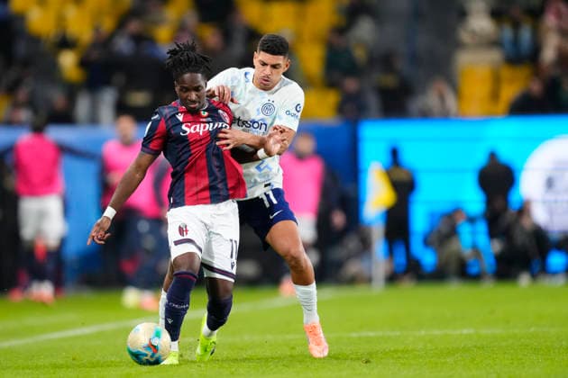 Bologna FC 1909 v FC Internazionale - Supercoppa Italiana Semifinal Jonathan Rowe left winger of Bologna and England and Luis Henrique of Internazionale and Brazil compete for the ball during the Supercoppa Italiana semifinal match between Bologna FC 1909 and FC Internazionale at King Saud University Stadium on December 19, 2025 in Riyadh, Saudi Arabia. Riyadh Saudi Arabia  Copyright: xJosexBretonx originalFilename:bretonhernandez-bolognaf251219_np7hj.jpg