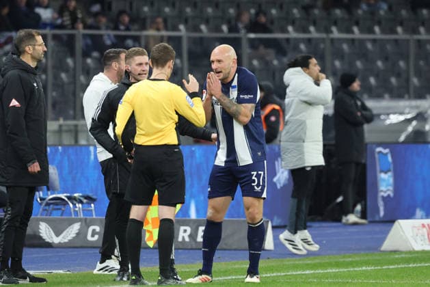 2. Fußball Bundesliga, Hertha BSC - Bielefeld; Toni Leistner (Hertha BSC 37), muss vom Spielfeld nach Platzverweis, rote Karte, während der Begegnung in der 2. Fußball Bundesliga, Hertha BSC Berlin - DSC Arminia Bielefeld; 19.12.2025 in Berlin, Olympiastadion. DFB regulations prohibit any use of photographs as image sequences and or quasi video.