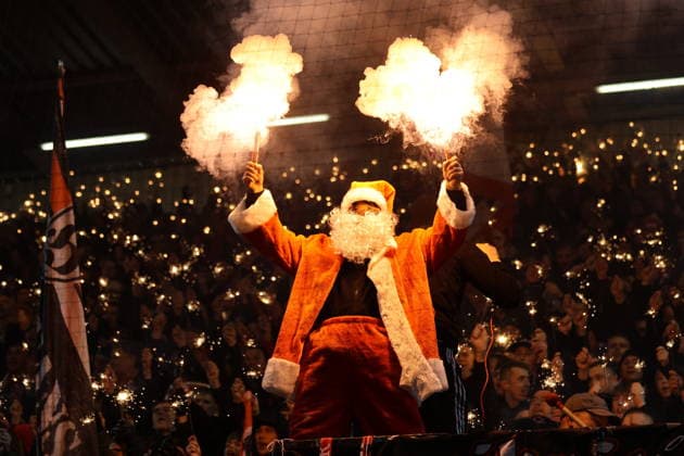 Die Energiefans feiern das Jahresende 2025 im mit Weihnachtsmann und Lichtermehr. Fussball 3. Liga 2025 2026 FC Energie Cottbus - SSV Jahn Regensburg