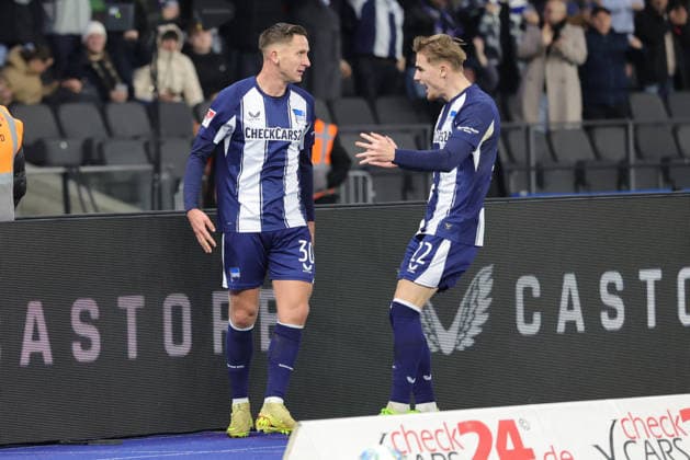 2. Fußball Bundesliga, Hertha BSC - Bielefeld; Torjubel, Jubel. Paul Seguin (Hertha BSC 30) jubelt über das Tor zum 1:0 mit Marten Winkler (Hertha BSC 22) und Fabian Reese (Hertha BSC 11). während der Begegnung in der 2. Fußball Bundesliga, Hertha BSC Berlin - DSC Arminia Bielefeld; 19.12.2025 in Berlin, Olympiastadion. DFB regulations prohibit any use of photographs as image sequences and or quasi video.