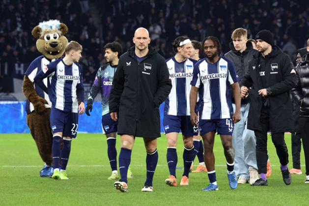 DEU, DFL, 2. FBL, Hertha BSC vs. Arminia Biefeld, 19.12.2025, Berliner Olympiastadion, Berlin, DEU, DFL, 2. FBL, Hertha BSC vs. Arminia Biefeld, im Bild Hertha-Spielerkreis, Toni Leistner (Hertha BSC Berlin 37), Fabian Reese (Hertha BSC Berlin 11), Deyovaisio Zeefuik (Hertha BSC Berlin 42) DFL - regulations prohibit any use of Photographs as image sequences and or quasi-video