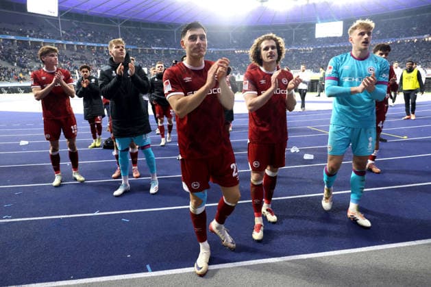 DEU, DFL, 2. FBL, Hertha BSC vs. Arminia Biefeld, 19.12.2025, Berliner Olympiastadion, Berlin, DEU, DFL, 2. FBL, Hertha BSC vs. Arminia Biefeld, im Bild Torschütze zum 1:1 STEFANO RUSSO (Arminia Bielefeld 21), Bielefelder-Spielerkreis DFL - regulations prohibit any use of Photographs as image sequences and or quasi-video
