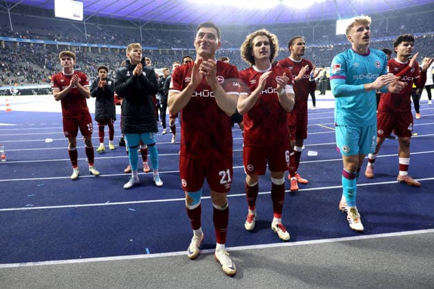 DEU, DFL, 2. FBL, Hertha BSC vs. Arminia Biefeld, 19.12.2025, Berliner Olympiastadion, Berlin, DEU, DFL, 2. FBL, Hertha BSC vs. Arminia Biefeld, im Bild Torschütze zum 1:1 STEFANO RUSSO (Arminia Bielefeld 21), Bielefelder-Spielerkreis DFL - regulations prohibit any use of Photographs as image sequences and or quasi-video