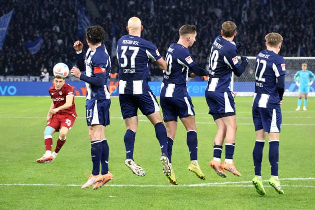 DEU, DFL, 2. FBL, Hertha BSC vs. Arminia Biefeld, 19.12.2025, Berliner Olympiastadion, Berlin, DEU, DFL, 2. FBL, Hertha BSC vs. Arminia Biefeld, im Bild Hertha-Spielermauer, STEFANO RUSSO (Arminia Bielefeld 21) DFL - regulations prohibit any use of Photographs as image sequences and or quasi-video
