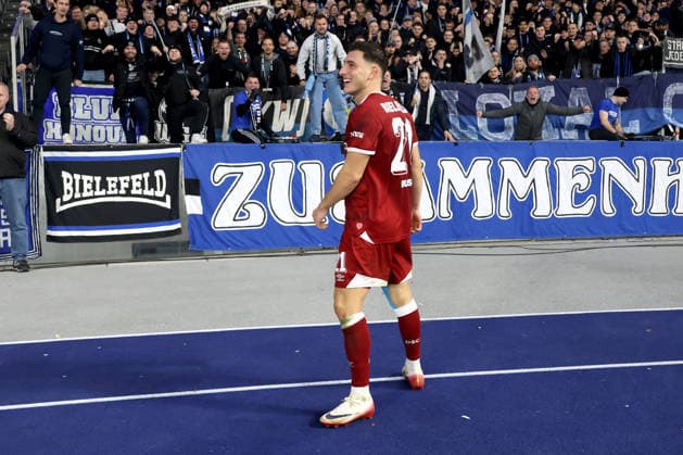DEU, DFL, 2. FBL, Hertha BSC vs. Arminia Biefeld, 19.12.2025, Berliner Olympiastadion, Berlin, DEU, DFL, 2. FBL, Hertha BSC vs. Arminia Biefeld, im Bild Torschütze zum 1:1 STEFANO RUSSO (Arminia Bielefeld 21),Bielefelder-Fans, Fankurve DFL - regulations prohibit any use of Photographs as image sequences and or quasi-video