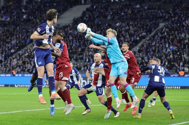 2. Fußball Bundesliga, Hertha BSC - Bielefeld; Torwart Jonas Kersken (Bielefeld, 1) hält, sichert einen Ball von Linus Gechter (Hertha BSC 44), Toni Leistner (Hertha BSC 37), in der Mitte Leon Schneider (Bielefeld, 23), während der Begegnung in der 2. Fußball Bundesliga, Hertha BSC Berlin - DSC Arminia Bielefeld; 19.12.2025 in Berlin, Olympiastadion, am 19.12.2025. DFB regulations prohibit any use of photographs as image sequences and or quasi video.