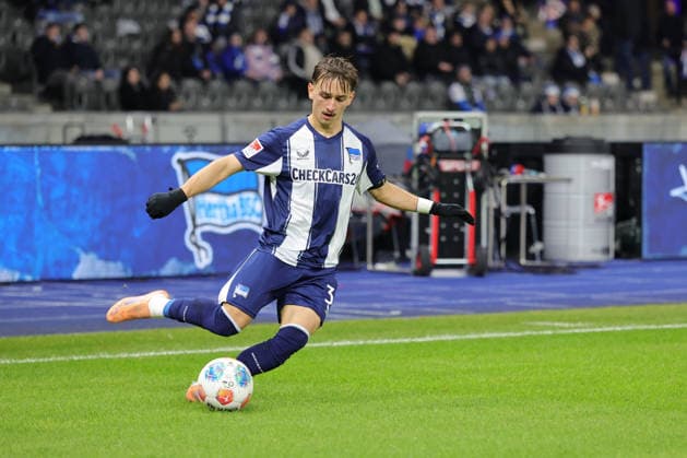 2. Fußball Bundesliga, Hertha BSC - Bielefeld; Micha? Karbownik (Hertha BSC 33), während der Begegnung in der 2. Fußball Bundesliga, Hertha BSC Berlin - DSC Arminia Bielefeld; 19.12.2025 in Berlin, Olympiastadion. DFB regulations prohibit any use of photographs as image sequences and or quasi video.