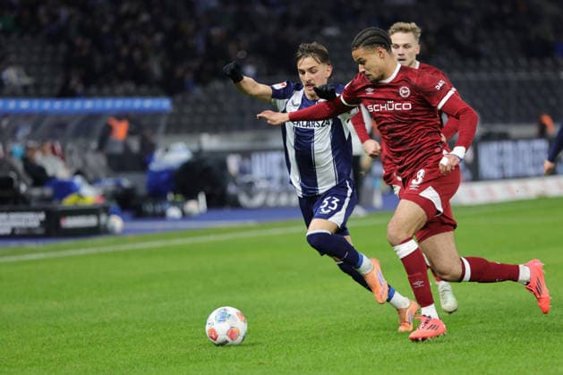 2. Fußball Bundesliga, Hertha BSC - Bielefeld; Micha? Karbownik (Hertha BSC 33) im Zweikampf mit Joel Felix (Bielefeld, 3), während der Begegnung in der 2. Fußball Bundesliga, Hertha BSC Berlin - DSC Arminia Bielefeld; 19.12.2025 in Berlin, Olympiastadion. DFB regulations prohibit any use of photographs as image sequences and or quasi video.