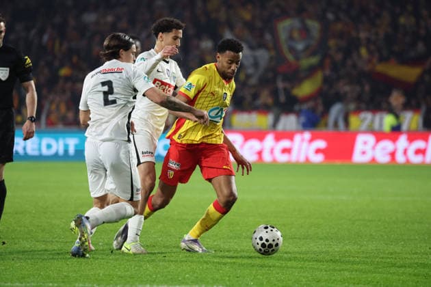 FOOTBALL : RC Lens vs Feignies-Aulnoye - Coupe de France 32e de finale - 19 12 2025 Morgan GUILAVOGUI (RC Lens) et Tanguy LIENARD (Feignies-Aulnoye) lors du match RC Lens vs Feignies-Aulnoye, Coupe de France 32e de finale, stade Bollaert-Delelis, le 19 dÃ cembre 2025 - photo Laurent Sanson PsnewZ  Copyright: xLaurentxSANSONx xPsnewZx