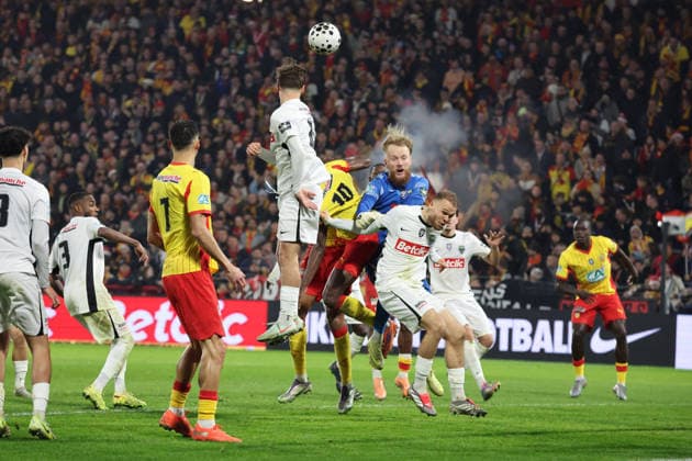FOOTBALL : RC Lens vs Feignies-Aulnoye - Coupe de France 32e de finale - 19 12 2025 Sortie de Bryan BERNARD (Feignies-Aulnoye) lors du match RC Lens vs Feignies-Aulnoye, Coupe de France 32e de finale, stade Bollaert-Delelis, le 19 dÃ cembre 2025 - photo Laurent Sanson PsnewZ  Copyright: xLaurentxSANSONx xPsnewZx