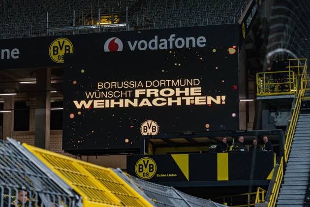 19.12.2025, Borussia Dortmund vs. Borussia Mönchengladbach, 1. Bundesliga, 15. Spieltag Borussia Dortmund wünscht frohe Weihnachten Wichtiger Hinweis: Gemaess den Vorgaben der DFL Deutsche Fussball Liga bzw. des DFB Deutscher Fussball-Bund ist es untersagt, in dem Stadion und oder vom Spiel angefertigte Fotoaufnahmen in Form von Sequenzbildern und oder videoaehnlichen Fotostrecken zu verwerten Copyright: xBahhoxKarax