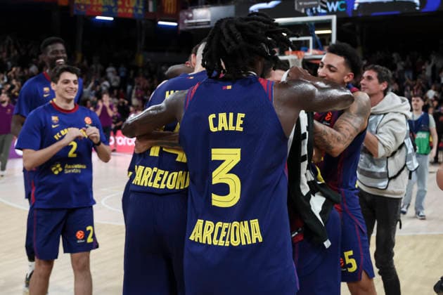 December 19, 2025, Barcelona, Barcelona, Spain: Players of FC Barcelona, Barca celebrate the victory during the EuroLeague Regular Season Round 17 match played between FC Barcelona and Baskonia at Palau Blaugrana on December 19, 2025 in Barcelona, Spain. Barcelona Spain - ZUMAa181 20251219_zaa_a181_137 Copyright: xJavierxBorregox