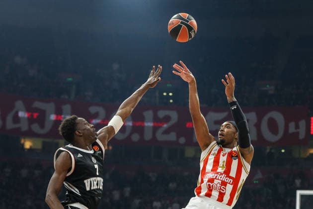 Crvena Zvezda v Virtus Bologna - EuroLeague BELGRADE, SERBIA - DECEMBER 19: Saliou Niang (7) of Virtus Bologna in action against Devonte Graham (4) of Crvena Zvezda during EuroLeague round 17 basketball match between Crvena Zvezda and Virtus Bologna at Beogradska Arena in Belgrade, Serbia on December 19, 2025. Filip Stevanovic Anadolu Belgrade Serbia. Editorial use only. Please get in touch for any other usage.  Copyright: x2025xAnadoluxFilipxStevanovicx