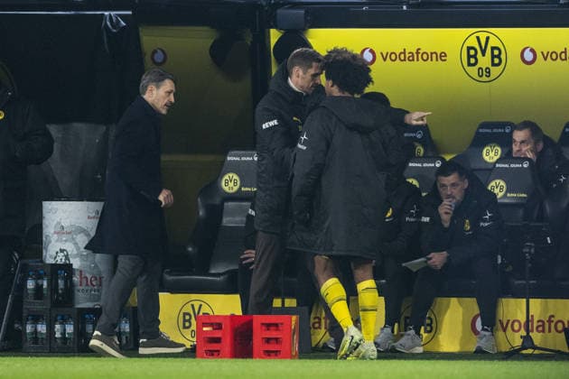 DORTMUND, GERMANY - DECEMBER 19: Sebastian Kehl (Managing Director Sports Borussia Dortmund) sending Karim Adeyemi (Borussia Dortmund, 27) back on the bench during the Bundesliga match between Borussia Dortmund vs. Borussia Moenchengladbach at Signal Iduna Park on matchday 15 of the 1. Bundesliga on December 19, 2025 in Dortmund, Germany. DFL REGULATIONS PROHIBIT ANY USE OF PHOTOGRAPHS AS IMAGE SEQUENCES AND OR QUASI-VIDEO. North Rhine Westphalia Germany Copyright: xSteffiexWunderlx