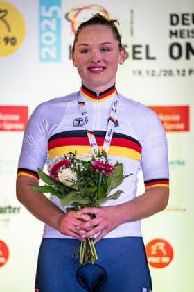BRÄUTIGAM Messane: DM Omnium 2025 - Frankfurt Oder BRÄUTIGAM Messane ( GER ) AG Insurance-NXTG Team Winner - First Place - Award Ceremony - Medal Ceremony - Podium - Hochformat - Hoch - Vertikal - Portrait - Event Veranstaltung: DM Omnium 2025 - Deutsche Meisterschaft - Category Kategorie: Cycling - Track cycling, Rad, Radsport, Bahnrad, Bahn National Championship Omnium - Elite Women - Location Ort: Europe Germany - Brandenburg - Märkisch Oderland - Frankfurt Oder - Oderlandhalle - Discipline: Omnium Points Race 4. Race - Distance: 20 km - Date Datum: 19.12.2025 Friday Day 1 -