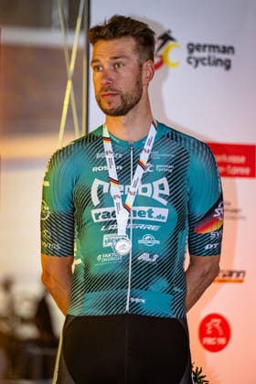 KLUGE Roger: DM Omnium 2025 - Frankfurt Oder KLUGE Roger ( GER ) REMBE rad-net Second Place - Award Ceremony - Medal Ceremony - Podium - Hochformat - Hoch - Vertikal - Portrait - Event Veranstaltung: DM Omnium 2025 - Deutsche Meisterschaft - Category Kategorie: Cycling - Track cycling, Rad, Radsport, Bahnrad, Bahn National Championship Omnium - Elite Men - Location Ort: Europe Germany - Brandenburg - Märkisch Oderland - Frankfurt Oder - Oderlandhalle - Discipline: Omnium Points Race 4. Race - Distance: 25 km - Date Datum: 19.12.2025 Friday Day 1 -