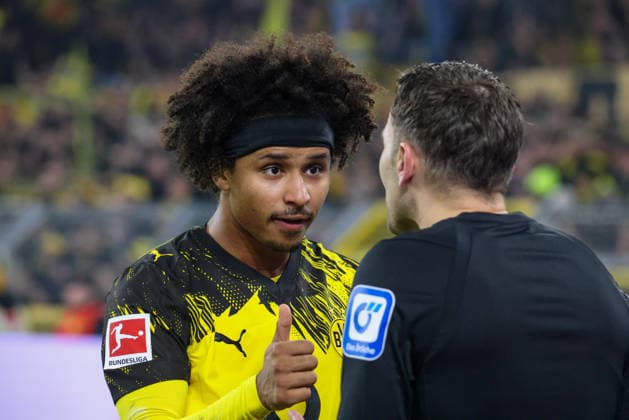 19.12.2025, xfanx, Fussball 1.Bundesliga, Borussia Dortmund - Borussia Mönchengladbach v.l. Karim Adeyemi (BVB) diskutiert mit dem Linienrichter Eduard Beiträger (Deutschland) (DFL DFB REGULATIONS PROHIBIT ANY USE OF PHOTOGRAPHS as IMAGE SEQUENCES and or QUASI-VIDEO) Dortmund *** 19 12 2025, xfanx, Football 1 Bundesliga, Borussia Dortmund Borussia Mönchengladbach v l Karim Adeyemi BVB discusses with linesman Eduard Beiträger Germany DFL DFB REGULATIONS PROHIBIT ANY USE OF PHOTOGRAPHS as IMAGE SEQUENCES and or QUASI VIDEO Dortmund mfan
