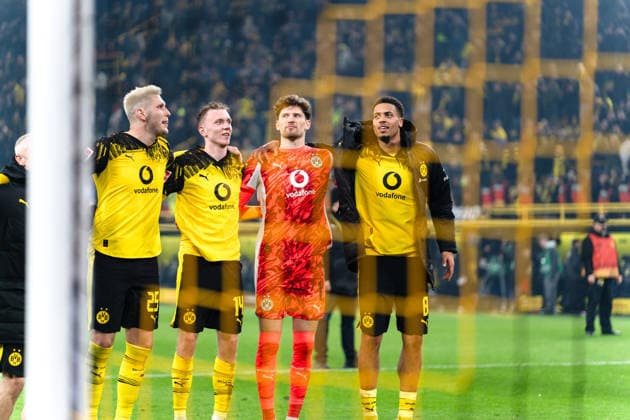 Deutschland: 1. Bundesliga 2025 26, 15. Spieltag - Borussia Dortmund vs. Borussia M gladbach - 19.12.2025 - Signal Iduna Park (Dortmund, Nordrhein-Westfalen) Niklas Süle (Borussia Dortmund, 25) Maximilian Beier (Borussia Dortmund, 14) Gregor Kobel (Borussia Dortmund, 1) Felix Nmecha (Borussia Dortmund, 8) *** Germany 1 Bundesliga 2025 26, 15 Matchday Borussia Dortmund vs Borussia M gladbach 19 12 2025 Signal Iduna Park Dortmund, North Rhine-Westphalia Niklas Süle Borussia Dortmund, 25 Maximilian Beier Borussia Dortmund, 14 Gregor Kobel Borussia Dortmund, 1 Felix Nmecha Borussia Dortmund, 8 Copyright: xCelinaxLeiersx