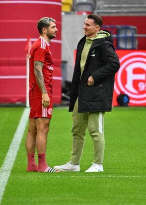 20.12.2025 - Fussball - Saison 2025 2026 - 2. Fussball - Bundesliga - 17. Spieltag: Fortuna Düsseldorf F95 - SpVgg Greuther Fürth ( Kleeblatt ) - Sportfoto Zink - xwoxzix - DFL regulations prohibit any use of photographs as image sequences and or quasi-video - only for editorial use - Matthias Zimmermann (25, Fortuna Düsseldorf F95 ) Felix Klaus (30, SpVgg Greuther Fürth ) vor Spielbeginn