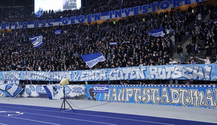 Plakat, Transparent der Herthafans: frohe Weihnachten und eine guten Rutsch! Fußball Fussball DFL 2.Bundesliga Herren 17. Spieltag Saison 2025 2026 19.12.2025 Hertha BSC Berlin vs. DSC Arminia Bielefeld DFL regulations prohibit any use of photographs as image sequences and or quasi-video