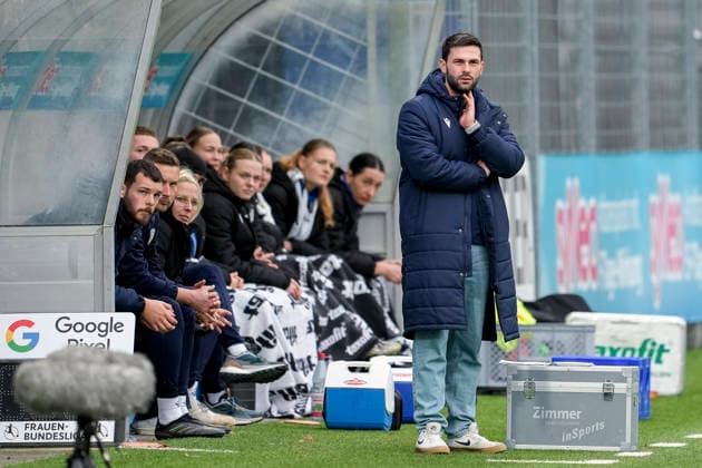 Florian Kästner (Trainer, Cheftrainer, Jena), Freisteller, Ganzkörper, Einzelbild, Einzelfoto, Aktion, Action, am Spielfeldrand, an der Seitenauslinie, 20.12.2025, Sinsheim (Hoffenheim) (Deutschland), Fussball, Google Pixel Frauen-Bundesliga, TSG 1899 Hoffenheim - FC Carl Zeiss Jena, DFB DFL REGULATIONS PROHIBIT ANY USE OF PHOTOGRAPHS AS IMAGE SEQUENCES AND OR QUASI-VIDEO.