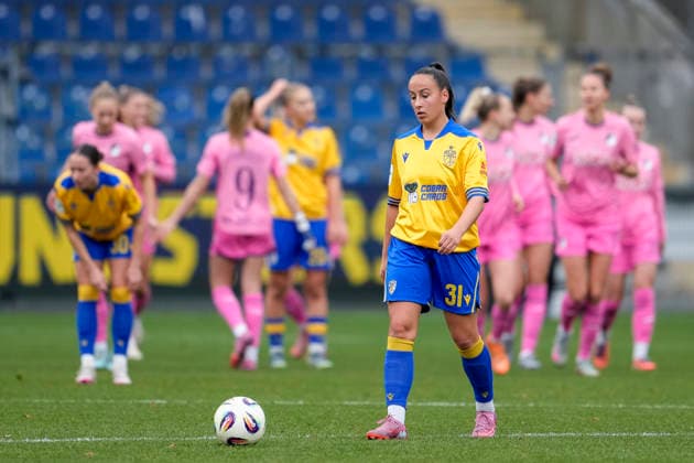 Nelly Juckel (Jena, 31), Spielerinnen vom FC Carl Zeiss Jena, enttäuscht schauend, Enttäuschung, Frustration, disappointed, pessimistisch, nach dem Gegentor zum 1:0, Action, Aktion, Spielszene, 20.12.2025, Sinsheim (Hoffenheim) (Deutschland), Fussball, Google Pixel Frauen-Bundesliga, TSG 1899 Hoffenheim - FC Carl Zeiss Jena, DFB DFL REGULATIONS PROHIBIT ANY USE OF PHOTOGRAPHS AS IMAGE SEQUENCES AND OR QUASI-VIDEO.