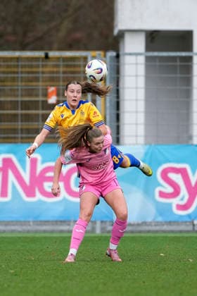 v.li.: Felicia Sträßer (Strässer, Jena, 8), Valesca Ampoorter (TSG, 18), beim Kopfball, Kopfballduell, Spielszene, Zweikampf in der Luft, Aktion, Action, 20.12.2025, Sinsheim (Hoffenheim) (Deutschland), Fussball, Google Pixel Frauen-Bundesliga, TSG 1899 Hoffenheim - FC Carl Zeiss Jena, DFB DFL REGULATIONS PROHIBIT ANY USE OF PHOTOGRAPHS AS IMAGE SEQUENCES AND OR QUASI-VIDEO.