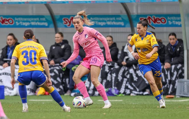 GER, Hoffenheim, TSG Hoffenheim vs Carl Zeiss Jena, Google Pixel Frauen Bundesliga, Fussball, DFB, Spielzeit 2025 2026, Dietmar-Hopp-Stadion, 14. Spieltag im Bild v.l.: Elena Mühlemann (FC Carl Zeiss Jena Frauen 30), Selina Cerci (TSG 1899 Hoffenheim Frauen 29) DFB DFL REGULATIONS PROHIBIT ANY USE OF PHOTOGRAPHS AS IMAGE SEQUENCES AND OR QUASI-VIDEO, 20.12.2025 Copyright: HMBxMedia HendrikxHamelau