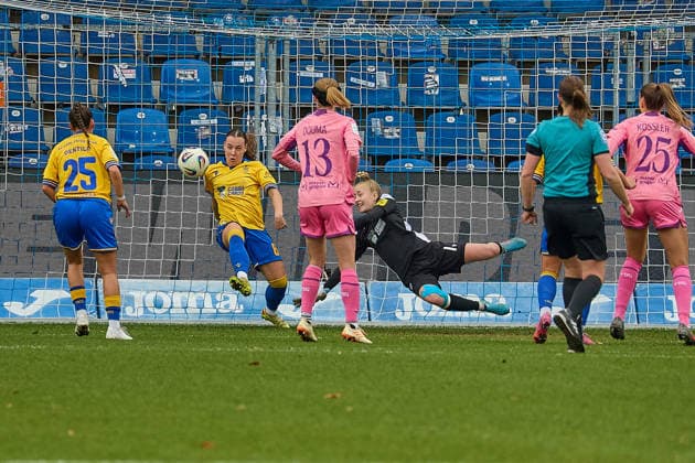 Tor zum 1:0 fuer TSG 1899 Hoffenheim, Felicia Straesser (Carl Zeiss Jena, 08) und Jasmin Janning (Carl Zeiss Jena, 01) koennen nicht retten GER, TSG 1899 Hoffenheim vs. FC Carl Zeiss Jena, Fussball, Frauen, Google Pixel Bundesliga, 14. Spieltag, Spielzeit 2025 2026, 20.12.2025 DFL, DFB regulations prohibit any use of photographs as image sequences and or quasi-video GER, TSG 1899 Hoffenheim vs. FC Carl Zeiss Jena, Fussball, Frauen, Google Pixel Bundesliga, 14. Spieltag, Spielzeit 2025 2026, 20.12.2025 Sinsheim Copyright: xEibner-Pressefoto GeraldxOelze-dexStoppanyx EP_ODS