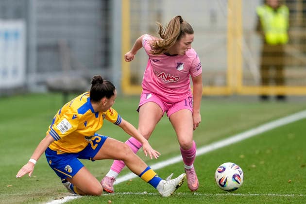 v.li.: Noemi Gentile (Jena, 25), Valesca Ampoorter (TSG, 18), Zweikampf, Spielszene, Duell, duel, tackle, tackling, Dynamik, Action, Aktion, 20.12.2025, Sinsheim (Hoffenheim) (Deutschland), Fussball, Google Pixel Frauen-Bundesliga, TSG 1899 Hoffenheim - FC Carl Zeiss Jena, DFB DFL REGULATIONS PROHIBIT ANY USE OF PHOTOGRAPHS AS IMAGE SEQUENCES AND OR QUASI-VIDEO.
