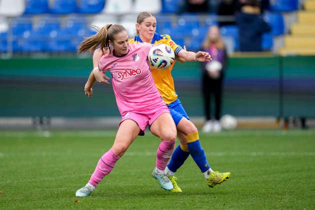 v.li.: Jamilla Sofia Rankin (TSG, 5), Melina Reuter (Jena, 7), Zweikampf, Spielszene, Duell, duel, tackle, tackling, Dynamik, Action, Aktion, 20.12.2025, Sinsheim (Hoffenheim) (Deutschland), Fussball, Google Pixel Frauen-Bundesliga, TSG 1899 Hoffenheim - FC Carl Zeiss Jena, DFB DFL REGULATIONS PROHIBIT ANY USE OF PHOTOGRAPHS AS IMAGE SEQUENCES AND OR QUASI-VIDEO.