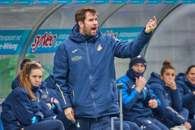 Thomas Johrden (TSG 1899 Hoffenheim, Interim-Trainer) zeigt an GER, TSG 1899 Hoffenheim vs. FC Carl Zeiss Jena, Fussball, Frauen, Google Pixel Bundesliga, 14. Spieltag, Spielzeit 2025 2026, 20.12.2025 DFL, DFB regulations prohibit any use of photographs as image sequences and or quasi-video GER, TSG 1899 Hoffenheim vs. FC Carl Zeiss Jena, Fussball, Frauen, Google Pixel Bundesliga, 14. Spieltag, Spielzeit 2025 2026, 20.12.2025 Sinsheim Copyright: xEibner-Pressefoto GeraldxOelze-dexStoppanyx EP_ODS