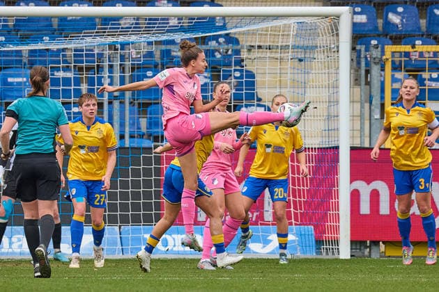 Torchance nach Ecke fuer Franziska Harsch (TSG 1899 Hoffenheim, 17) GER, TSG 1899 Hoffenheim vs. FC Carl Zeiss Jena, Fussball, Frauen, Google Pixel Bundesliga, 14. Spieltag, Spielzeit 2025 2026, 20.12.2025 DFL, DFB regulations prohibit any use of photographs as image sequences and or quasi-video GER, TSG 1899 Hoffenheim vs. FC Carl Zeiss Jena, Fussball, Frauen, Google Pixel Bundesliga, 14. Spieltag, Spielzeit 2025 2026, 20.12.2025 Sinsheim Copyright: xEibner-Pressefoto GeraldxOelze-dexStoppanyx EP_ODS