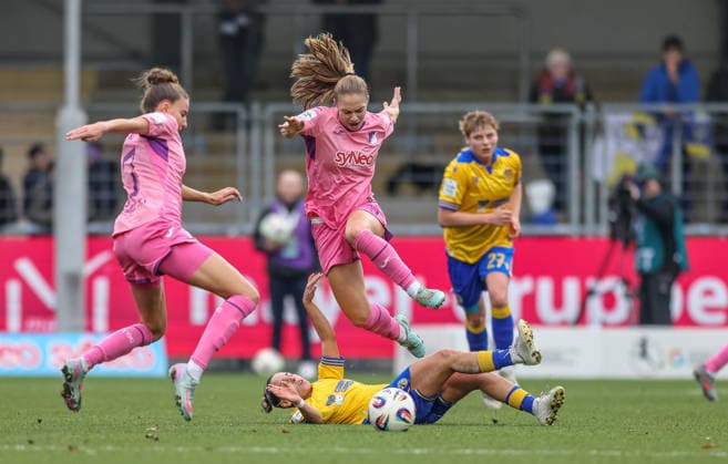 GER, Hoffenheim, TSG Hoffenheim vs Carl Zeiss Jena, Google Pixel Frauen Bundesliga, Fussball, DFB, Spielzeit 2025 2026, Dietmar-Hopp-Stadion, 14. Spieltag im Bild v.l.: Noemi Gentile (FC Carl Zeiss Jena Frauen 25), Jamilla Rankin (TSG 1899 Hoffenheim Frauen 5), Zweikampf DFB DFL REGULATIONS PROHIBIT ANY USE OF PHOTOGRAPHS AS IMAGE SEQUENCES AND OR QUASI-VIDEO, 20.12.2025 Copyright: HMBxMedia HendrikxHamelau
