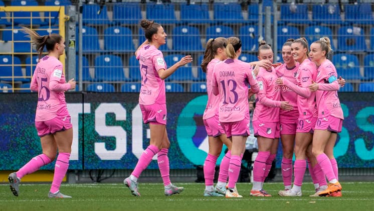 v.li.: Melissa Kössler (TSG, 25), Franziska Harsch (TSG, 17), Jamilla Sofia Rankin (TSG, 5), Wielle Douma (Wianda Ellen Geertruida Douma, TSG, 13), Laura Gloning (TSG, 20), Valesca Ampoorter (TSG, 18), Torschützin Selina Cerci (TSG, 29), Vanessa Diehm (TSG, 6), Spielerinnen der TSG 1899 Hoffenheim, jubeln über das Tor zum 1:0, Jubel, Torjubel, Torerfolg, celebrate the goal, goal, celebration, jubelt ueber das Tor, Freuen, Freude, freut sich, optimistisch, positiv, Spielszene, Highlight, Action, Aktion, 20.12.2025, Sinsheim (Hoffenheim) (Deutschland), Fussball, Google Pixel Frauen-Bundesliga, TSG 1899 Hoffenheim - FC Carl Zeiss Jena, DFB DFL REGULATIONS PROHIBIT ANY USE OF PHOTOGRAPHS AS IMAGE SEQUENCES AND OR QUASI-VIDEO.