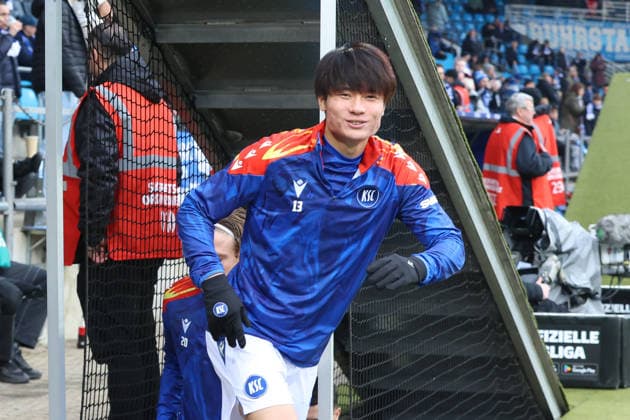 Shio Fukuda (Karlsruher SC) GER, VfL Bochum gegen Karlsruher SC, Fussball, 2.Liga, 17.Spieltag, Spielzeit 2025 2026, 20.12.2025 DFL REGULATIONS PROHIBIT ANY USE OF PHOTOGRAPHS AS IMAGE SEQUENCES AND OR QUASI-VIDEO GER, VfL Bochum gegen Karlsruher SC, Fussball, 2.Liga, 17.Spieltag, Spielzeit 2025 2026, 20.12.2025 Bochum