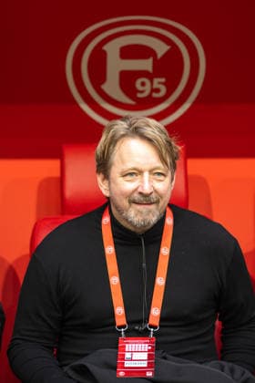 20.12.2025, Fussball: 2. Bundesliga, Saison 2025 2026, 17. Spieltag, Fortuna Duesseldorf - SpVgg Greuther Fuerth in der Merkur-Spiel Arena in Duesseldorf. Sven Mislintat (Fortuna Duesseldorf, Sportvorstand) hat auf der Bank Platz genommen. Wichtiger Hinweis: Gemaess den Vorgaben der DFL Deutsche Fussball Liga bzw. des DFB Deutscher Fussball-Bund ist es untersagt, in dem Stadion und oder vom Spiel angefertigte Fotoaufnahmen in Form von Sequenzbildern und oder videoaehnlichen Fotostrecken zu verwerten bzw. verwerten zu lassen. Foto: Kirchner-Media Thomas Haesler *** 20 12 2025, Soccer 2 Bundesliga, Season 2025 2026, 17 Matchday, Fortuna Duesseldorf SpVgg Greuther Fuerth in the Merkur Spiel Arena in Duesseldorf Sven Mislintat Fortuna Duesseldorf, Sports Director has taken a seat on the bench Important notice According to the regulations of the DFL German Football League and the DFB German Football Association, it is prohibited to to utilize or have utilized photographs taken in the stadium and or of the match in the form of sequential images and or video-like photo series Foto Kirchner Media Thomas Haesler Copyright: xKirchner-Media ThomasxHaeslerx